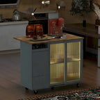 Îlot de cuisine avec surface à rabat, éclairage LED, portes en verre cannelé, étagère réglable, deux tiroirs et roulettes.